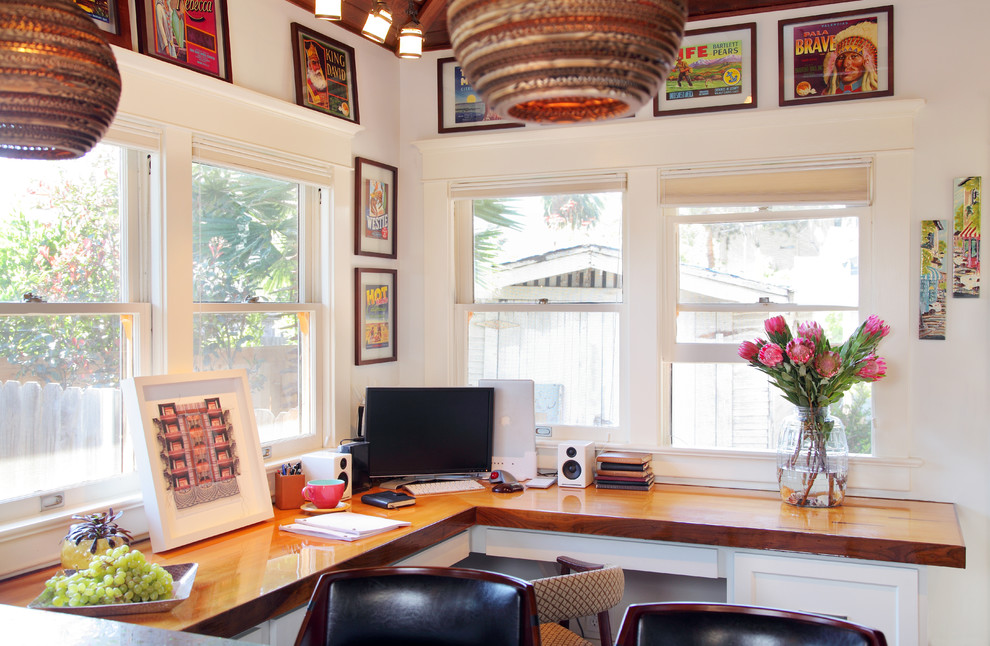 ロサンゼルスにあるエクレクティックスタイルのおしゃれなホームオフィス・書斎 (白い壁、造り付け机) の写真