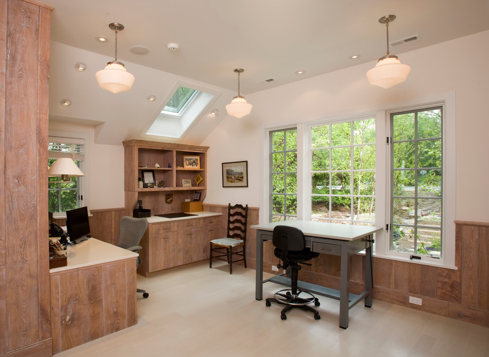Klassisches Arbeitszimmer mit weißer Wandfarbe, hellem Holzboden und Einbau-Schreibtisch in Philadelphia