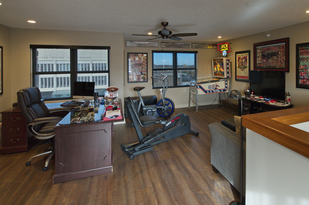 Cette image montre un bureau bohème de taille moyenne avec un mur beige, un sol en vinyl, un bureau indépendant et un sol marron.