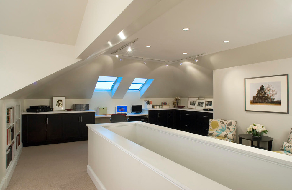 ワシントンD.C.にある広いコンテンポラリースタイルのおしゃれなアトリエ・スタジオ (カーペット敷き、暖炉なし、造り付け机、ベージュの壁、ベージュの床) の写真