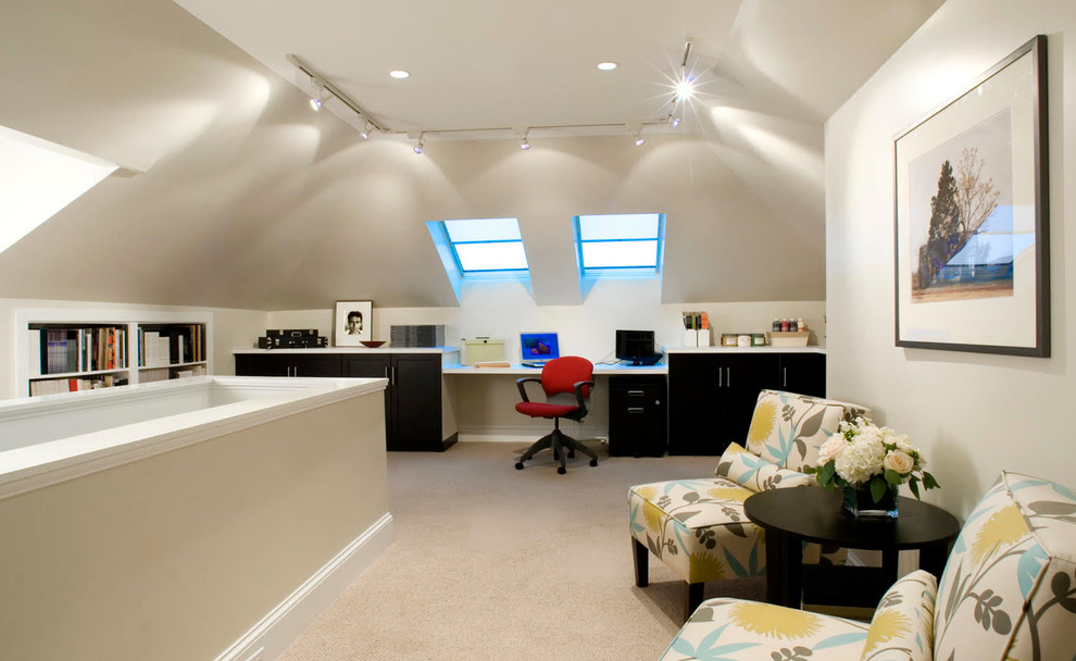 Idée de décoration pour un grand bureau design avec moquette, aucune cheminée, un bureau intégré, un mur beige et un sol beige.