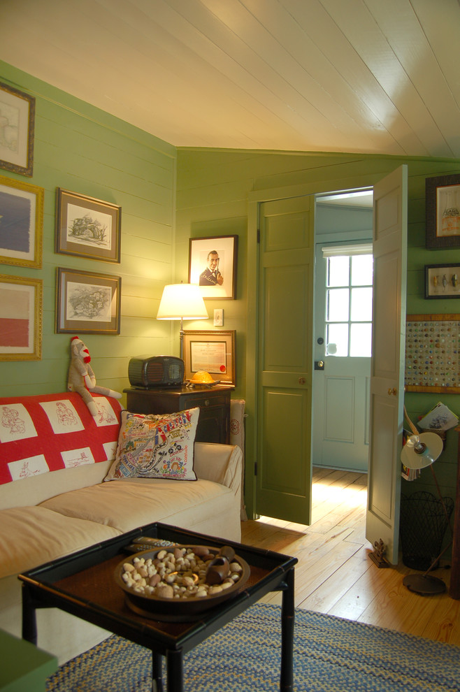 На фото: кабинет в стиле кантри с зелеными стенами и паркетным полом среднего тона