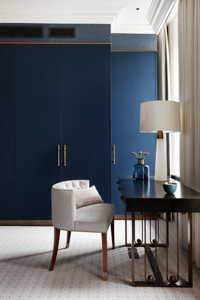 Свежая идея для дизайна: большое рабочее место в классическом стиле с синими стенами, ковровым покрытием, отдельно стоящим рабочим столом и серым полом - отличное фото интерьера