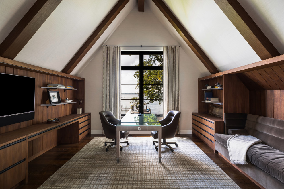 Cette image montre un bureau design avec un mur gris, parquet foncé, un bureau indépendant, un sol marron, poutres apparentes et un plafond voûté.