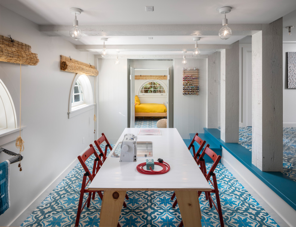 Cette image montre un grand bureau atelier traditionnel avec un mur blanc, aucune cheminée, un bureau indépendant et un sol multicolore.