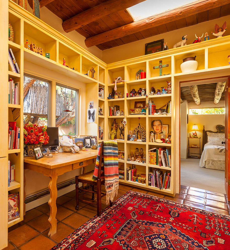 アルバカーキにあるサンタフェスタイルのおしゃれなホームオフィス・書斎の写真