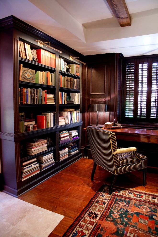 Home office - traditional home office idea in Chicago