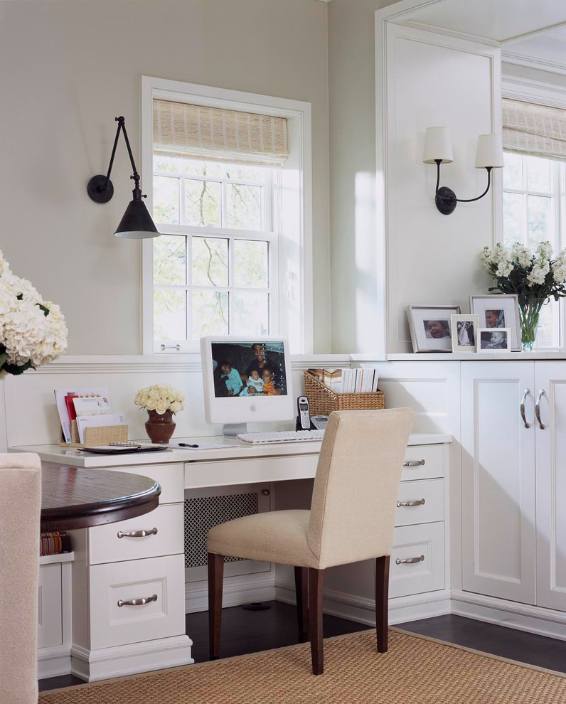 Источник вдохновения для домашнего уюта: кабинет в классическом стиле с серыми стенами, темным паркетным полом и встроенным рабочим столом