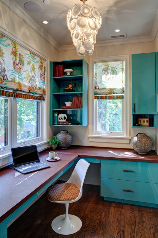 Mittelgroßes Stilmix Arbeitszimmer ohne Kamin mit Arbeitsplatz, weißer Wandfarbe, braunem Holzboden und Einbau-Schreibtisch in Chicago