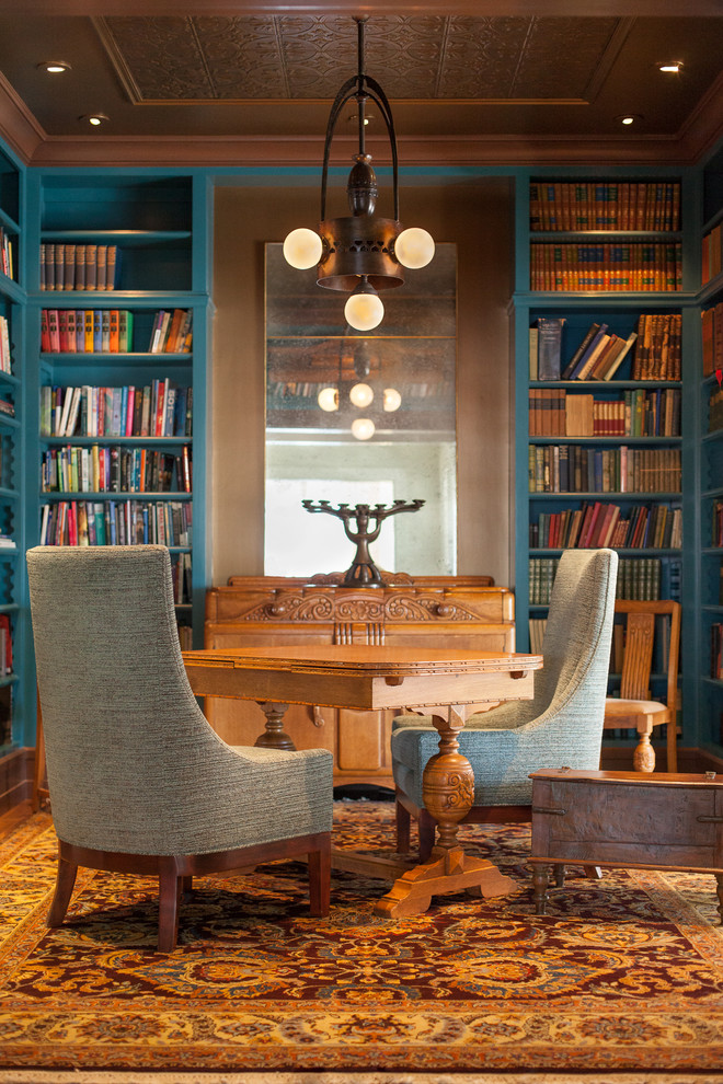 Diseño de despacho tradicional de tamaño medio con paredes azules y escritorio independiente