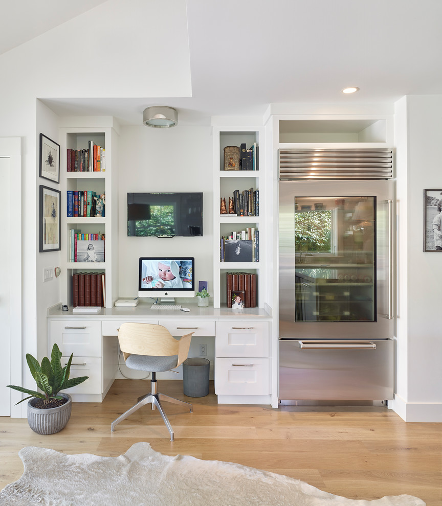 На фото: кабинет в классическом стиле с белыми стенами, светлым паркетным полом, встроенным рабочим столом и бежевым полом