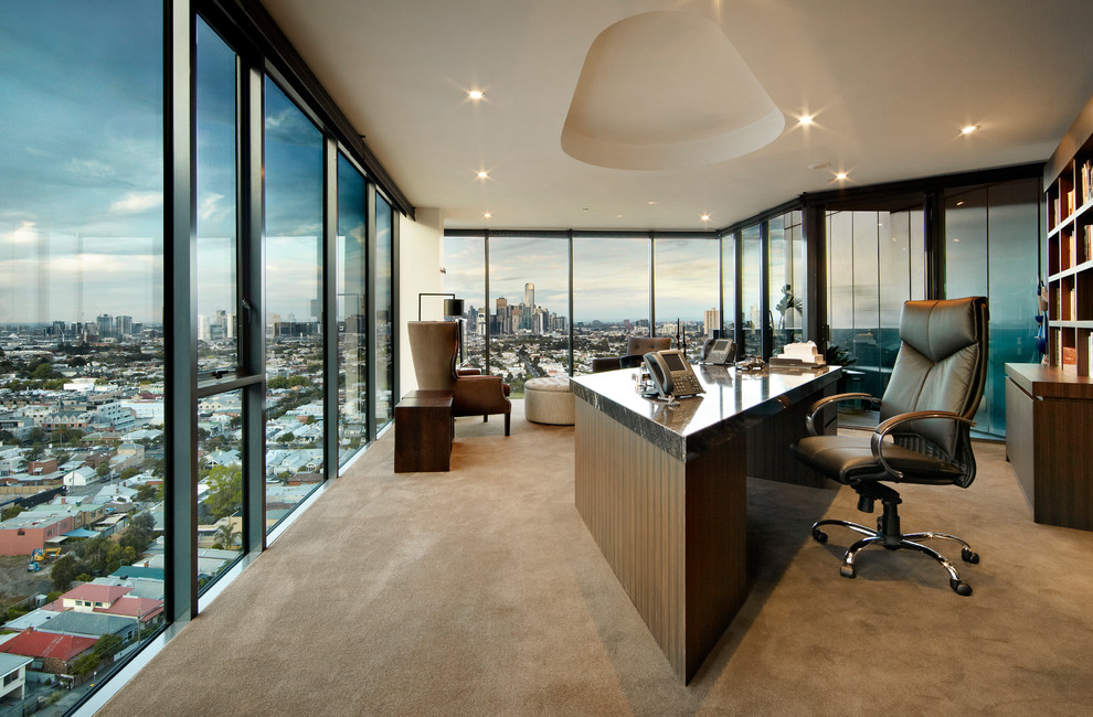 Ejemplo de despacho actual de tamaño medio con moqueta, escritorio independiente y suelo beige
