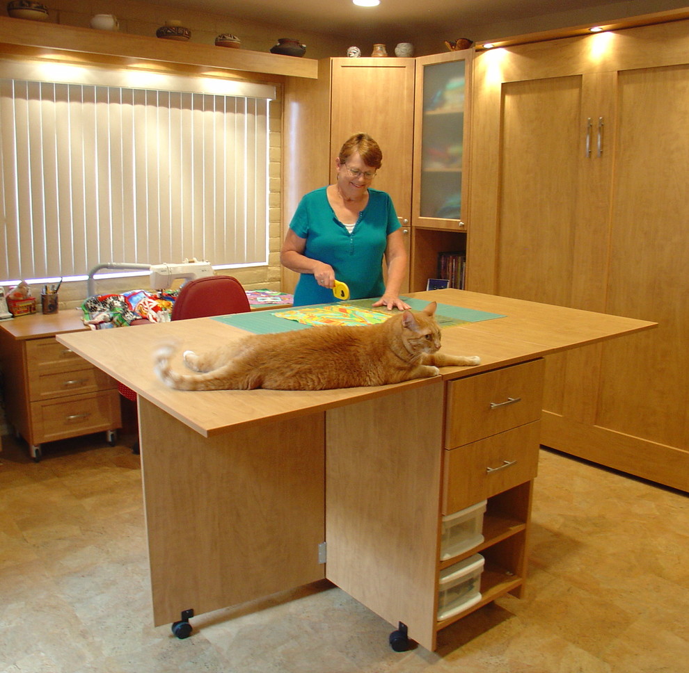 Идея дизайна: кабинет среднего размера в классическом стиле с местом для рукоделия и отдельно стоящим рабочим столом