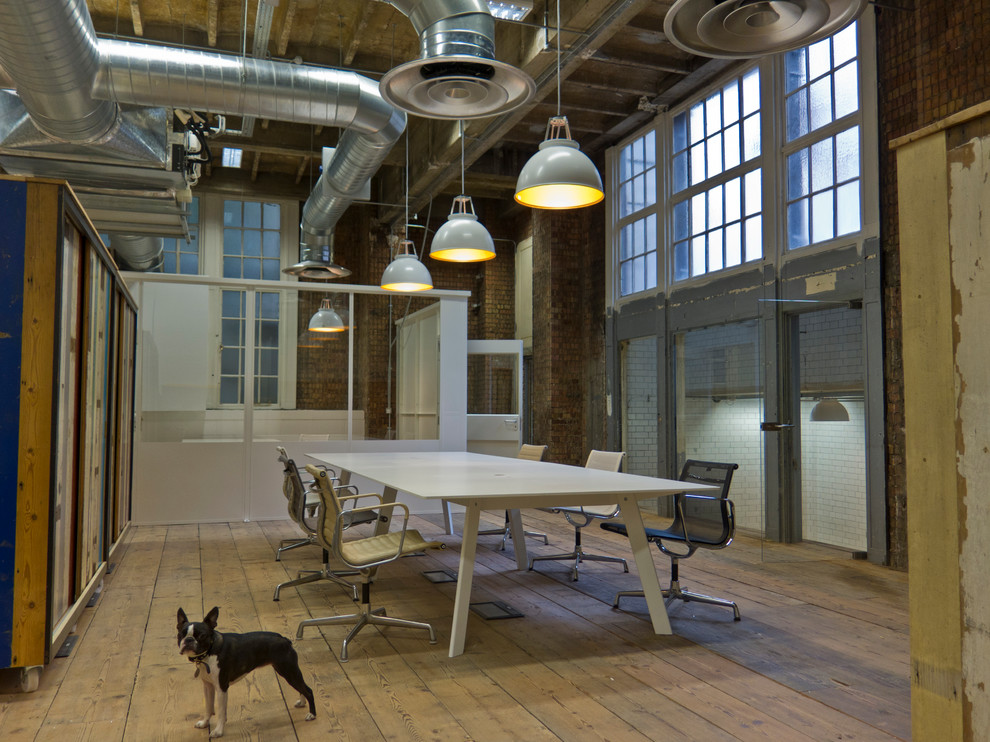 Идея дизайна: огромный кабинет в стиле лофт с отдельно стоящим рабочим столом