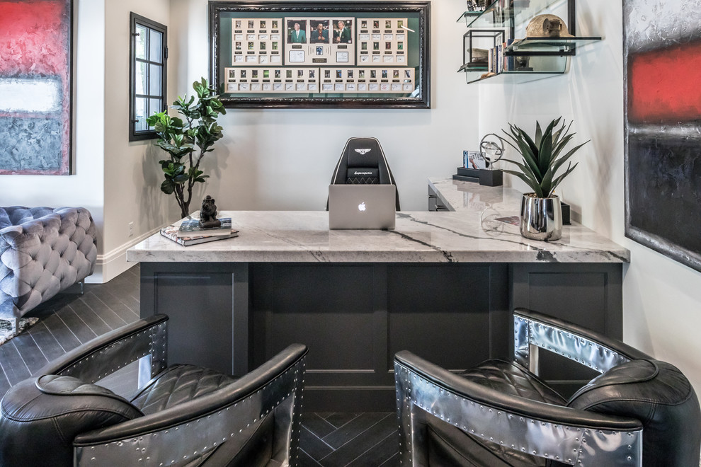 Ejemplo de despacho contemporáneo grande sin chimenea con paredes beige, suelo de baldosas de porcelana, escritorio independiente y suelo negro