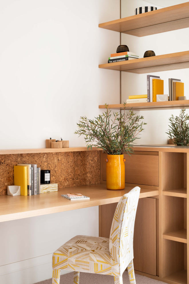 Стильный дизайн: кабинет в современном стиле с белыми стенами, ковровым покрытием, встроенным рабочим столом и серым полом - последний тренд