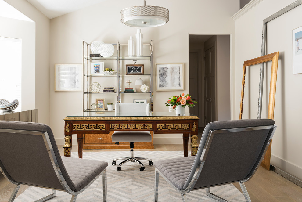 Cette image montre un bureau traditionnel avec un mur beige, un sol en bois brun, un bureau indépendant et un sol marron.