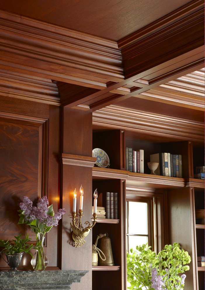 Exemple d'un très grand bureau chic avec une bibliothèque ou un coin lecture, un mur marron, parquet foncé, une cheminée standard, un manteau de cheminée en pierre et un sol marron.