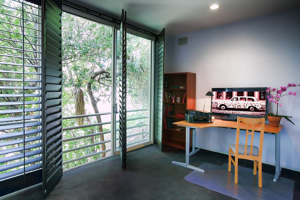 Источник вдохновения для домашнего уюта: кабинет в современном стиле с серыми стенами, ковровым покрытием и отдельно стоящим рабочим столом без камина