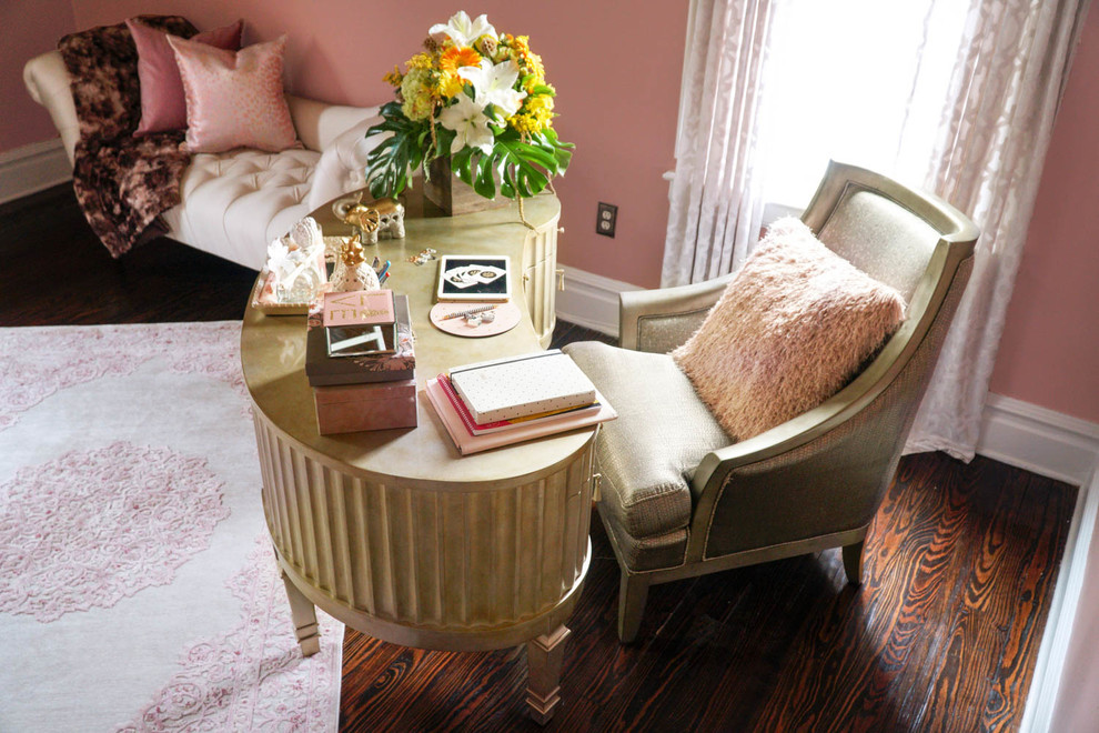 Foto di uno studio chic con pareti rosa, parquet scuro e scrivania autoportante