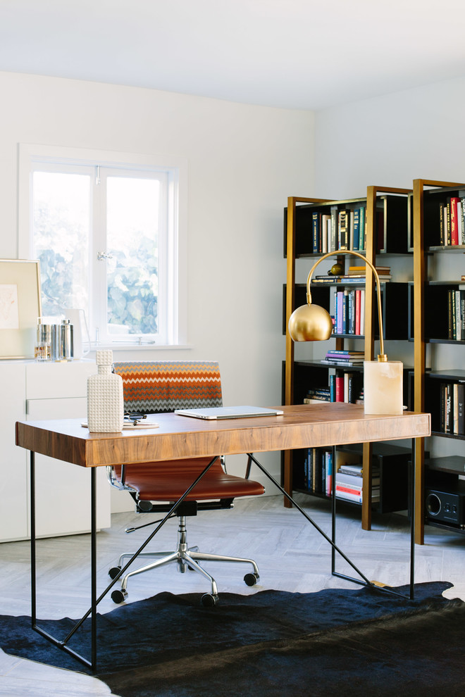 ロサンゼルスにあるコンテンポラリースタイルのおしゃれなホームオフィス・書斎 (白い壁、淡色無垢フローリング) の写真