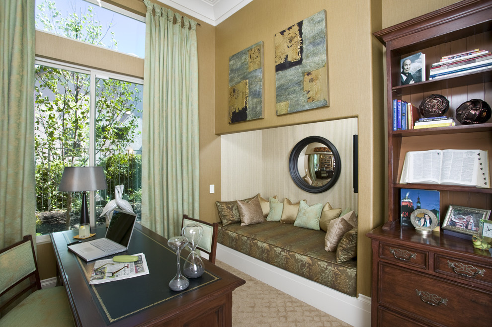 Источник вдохновения для домашнего уюта: кабинет среднего размера в современном стиле с ковровым покрытием, отдельно стоящим рабочим столом и бежевыми стенами
