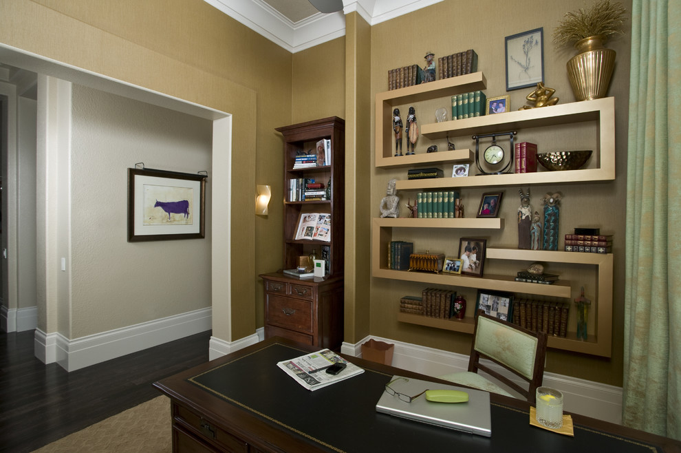Diseño de despacho clásico renovado de tamaño medio con escritorio independiente, paredes beige y moqueta
