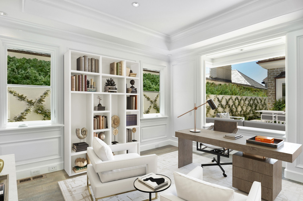 Idee per uno studio tradizionale con pareti bianche, parquet chiaro, pavimento marrone e pannellatura