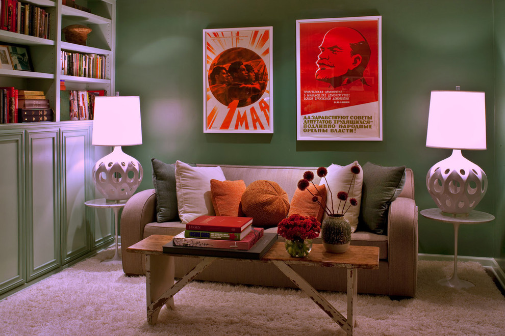 ロサンゼルスにあるトランジショナルスタイルのおしゃれなホームオフィス・書斎 (緑の壁) の写真