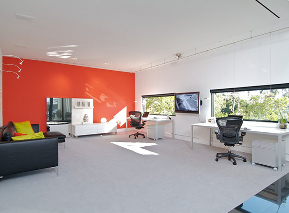 Esempio di un ampio atelier moderno con pareti bianche, moquette e scrivania incassata