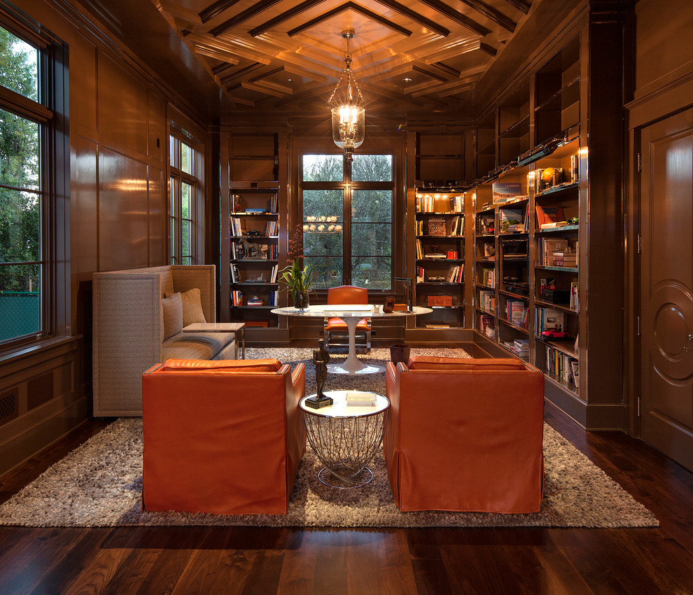 Cette image montre un bureau traditionnel avec un mur marron, parquet foncé, un bureau indépendant et un sol marron.