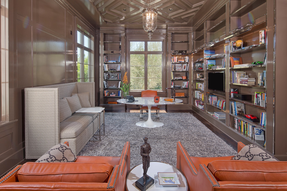Esempio di uno studio chic con libreria, pareti marroni, parquet scuro, scrivania autoportante e pavimento marrone