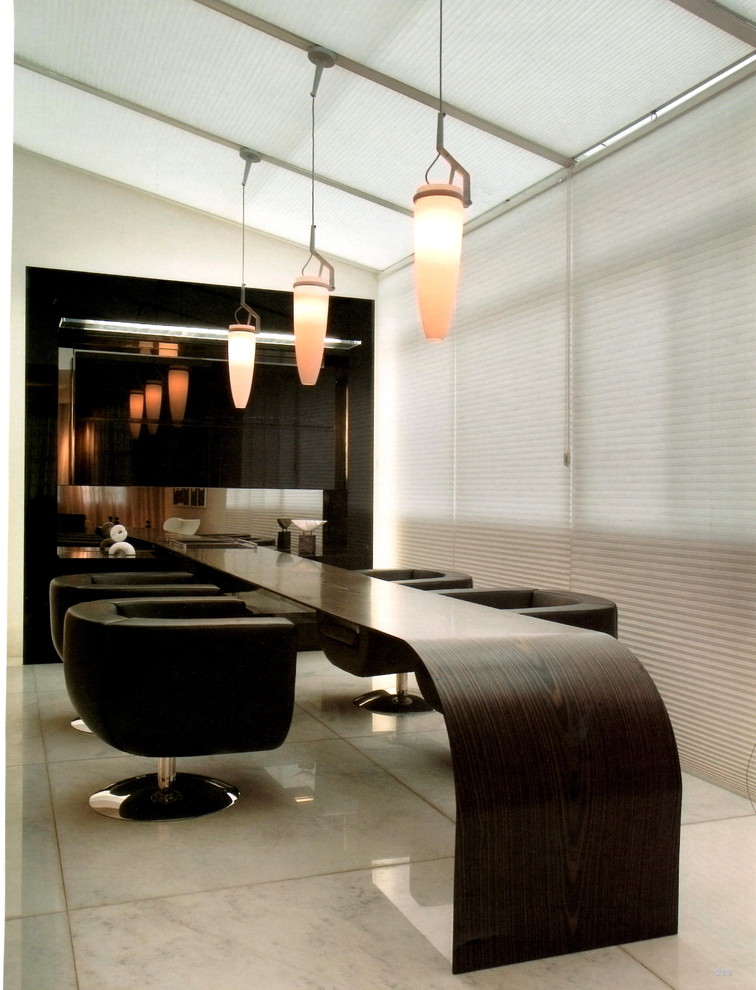Foto de despacho actual de tamaño medio con paredes beige, escritorio empotrado y suelo de mármol