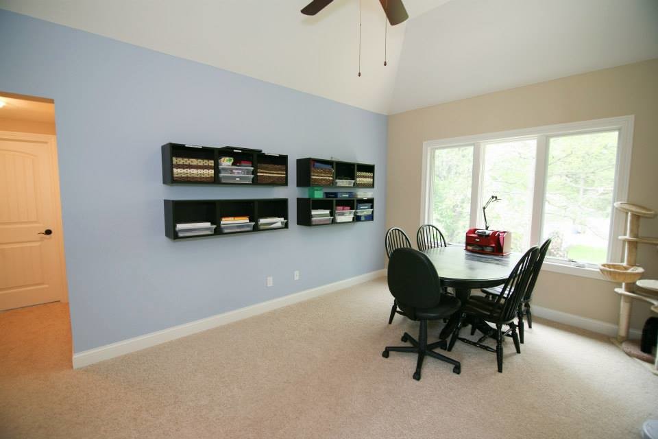 Foto de despacho clásico grande con paredes beige, moqueta y escritorio independiente