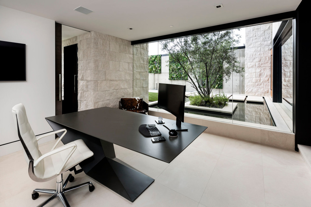 Idéer för funkis arbetsrum, med vita väggar, ett fristående skrivbord och beiget golv