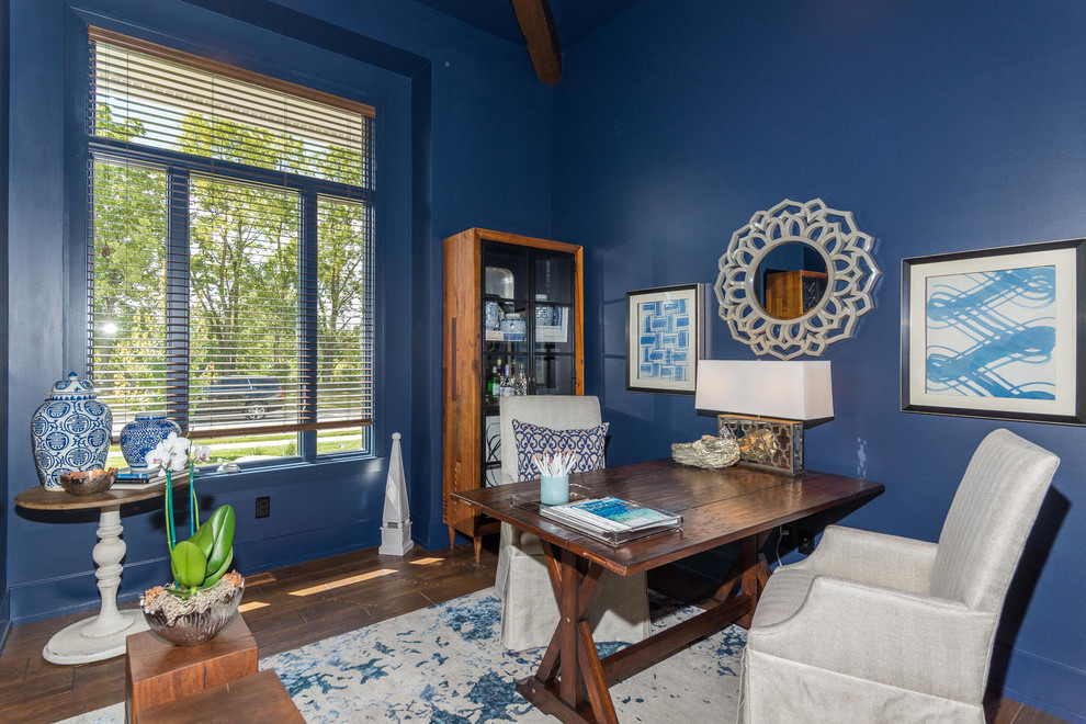 インディアナポリスにある高級な中くらいなカントリー風のおしゃれなホームオフィス・書斎 (青い壁、無垢フローリング、暖炉なし、自立型机、茶色い床) の写真
