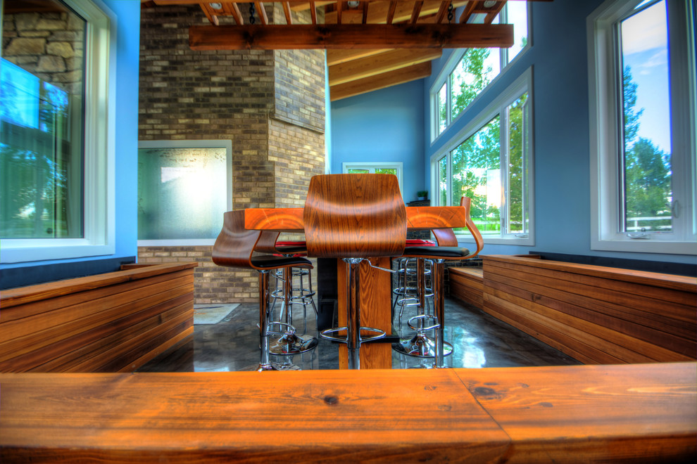 Стильный дизайн: домашняя мастерская среднего размера в классическом стиле с горизонтальным камином и отдельно стоящим рабочим столом - последний тренд