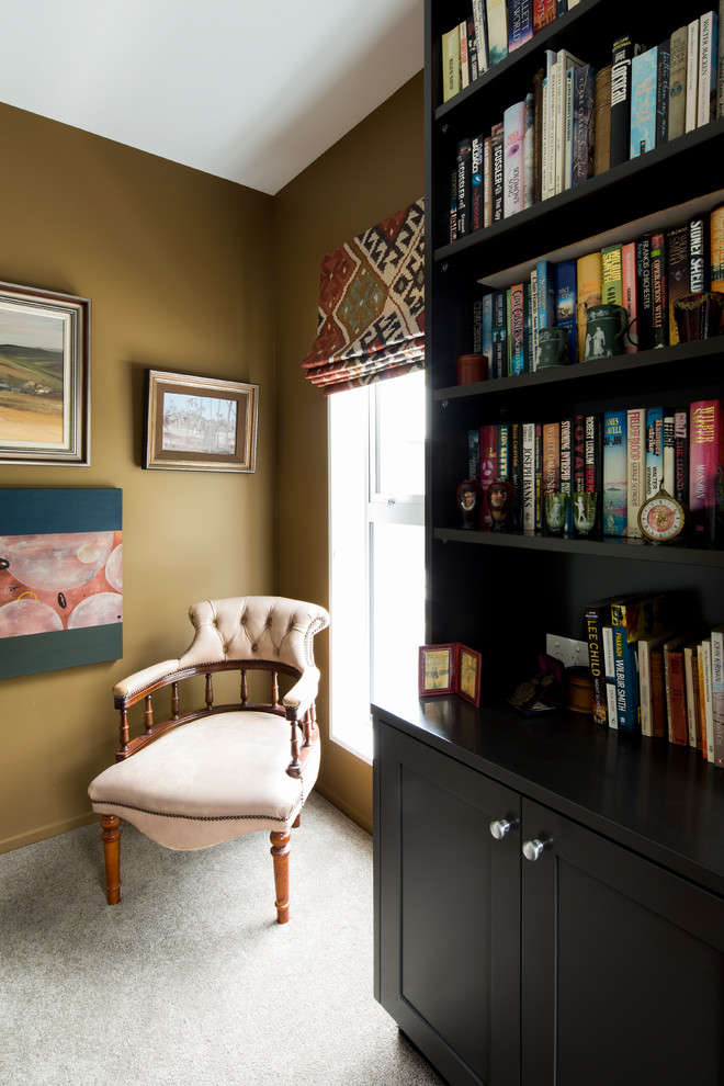 Esempio di un piccolo ufficio tradizionale con pareti marroni, moquette, scrivania autoportante e pavimento marrone
