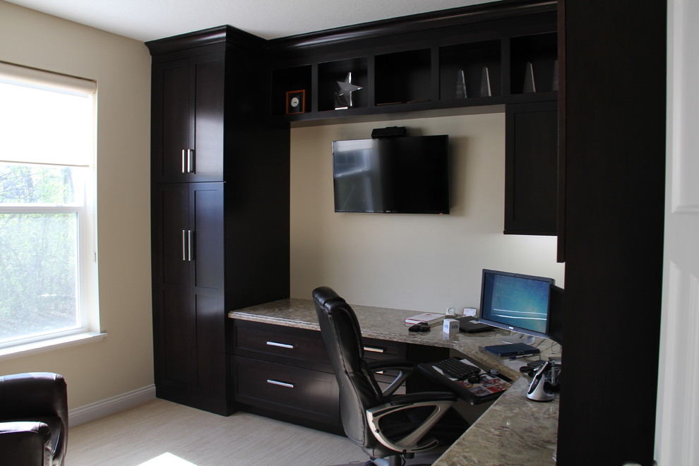 Immagine di un ufficio tradizionale di medie dimensioni con pareti beige, moquette, nessun camino e scrivania incassata