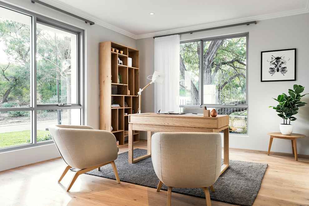 Modernes Arbeitszimmer mit Arbeitsplatz, grauer Wandfarbe, hellem Holzboden und freistehendem Schreibtisch in Perth