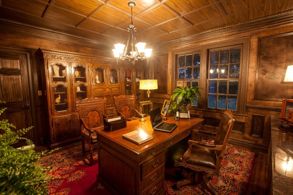 デトロイトにあるトラディショナルスタイルのおしゃれなホームオフィス・書斎の写真