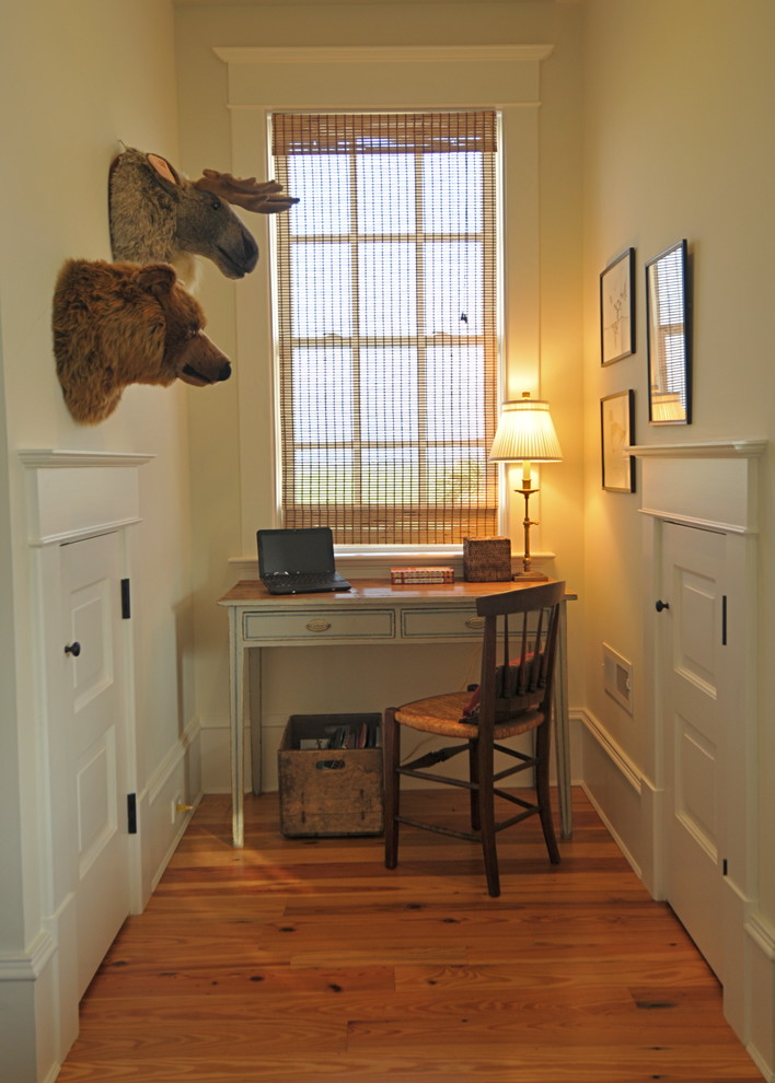 チャールストンにあるトラディショナルスタイルのおしゃれなホームオフィス・書斎 (ベージュの壁、無垢フローリング、自立型机) の写真