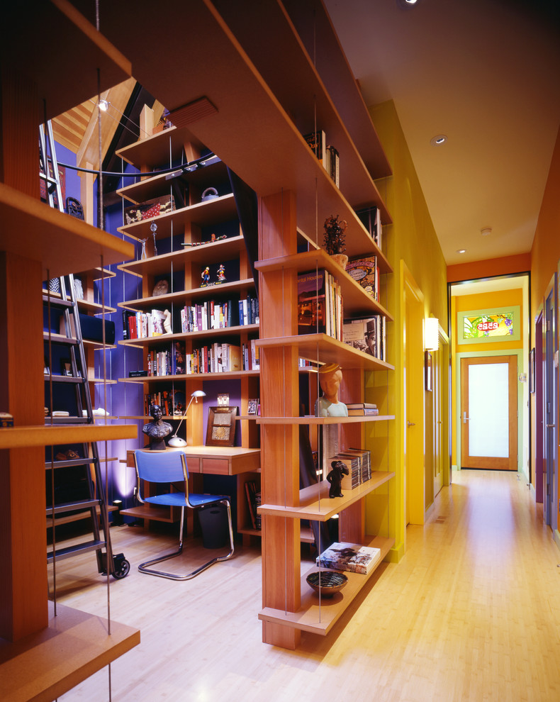 Idées déco pour un bureau contemporain avec une bibliothèque ou un coin lecture, un mur multicolore, parquet clair, un bureau intégré et un sol marron.