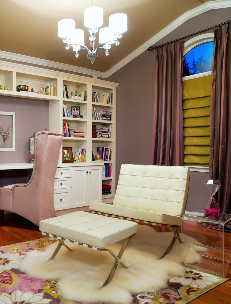 Ispirazione per un ufficio minimal di medie dimensioni con pareti viola, parquet scuro, scrivania incassata e pavimento marrone