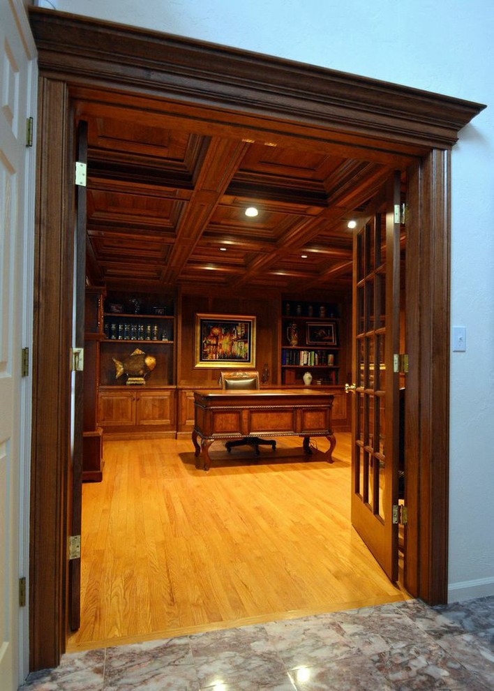 Idée de décoration pour un bureau tradition de taille moyenne avec un sol en bois brun et un bureau indépendant.