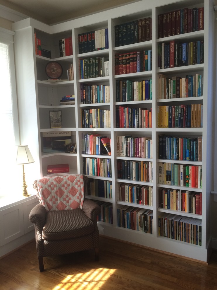 Kleines Klassisches Lesezimmer ohne Kamin mit beiger Wandfarbe, braunem Holzboden und braunem Boden in Charlotte