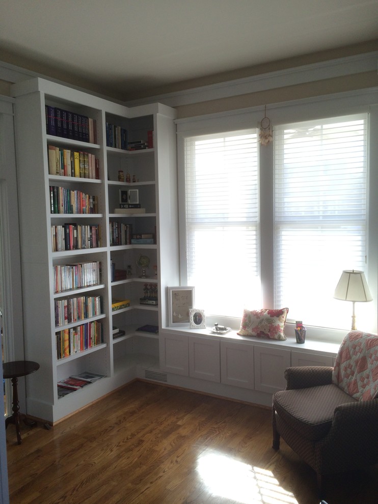 Exemple d'un petit bureau chic avec une bibliothèque ou un coin lecture, un mur beige, un sol en bois brun, aucune cheminée et un sol marron.