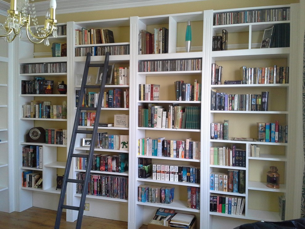 Foto di uno studio tradizionale con libreria