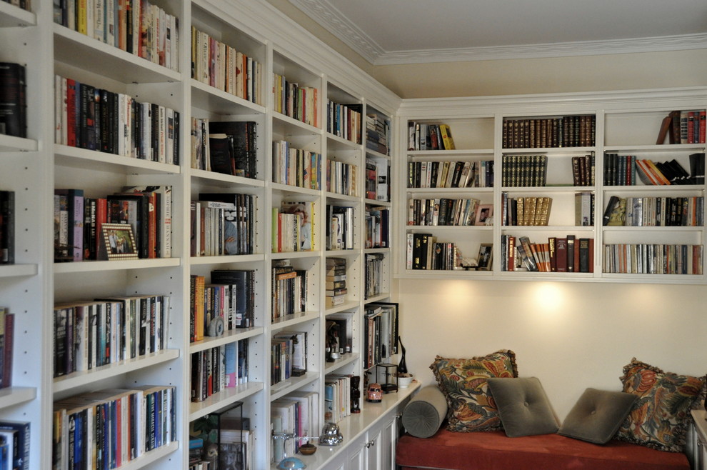 Свежая идея для дизайна: домашняя библиотека среднего размера в викторианском стиле - отличное фото интерьера