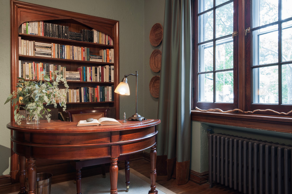 На фото: маленький домашняя библиотека в классическом стиле с темным паркетным полом, отдельно стоящим рабочим столом, коричневым полом и серыми стенами для на участке и в саду с